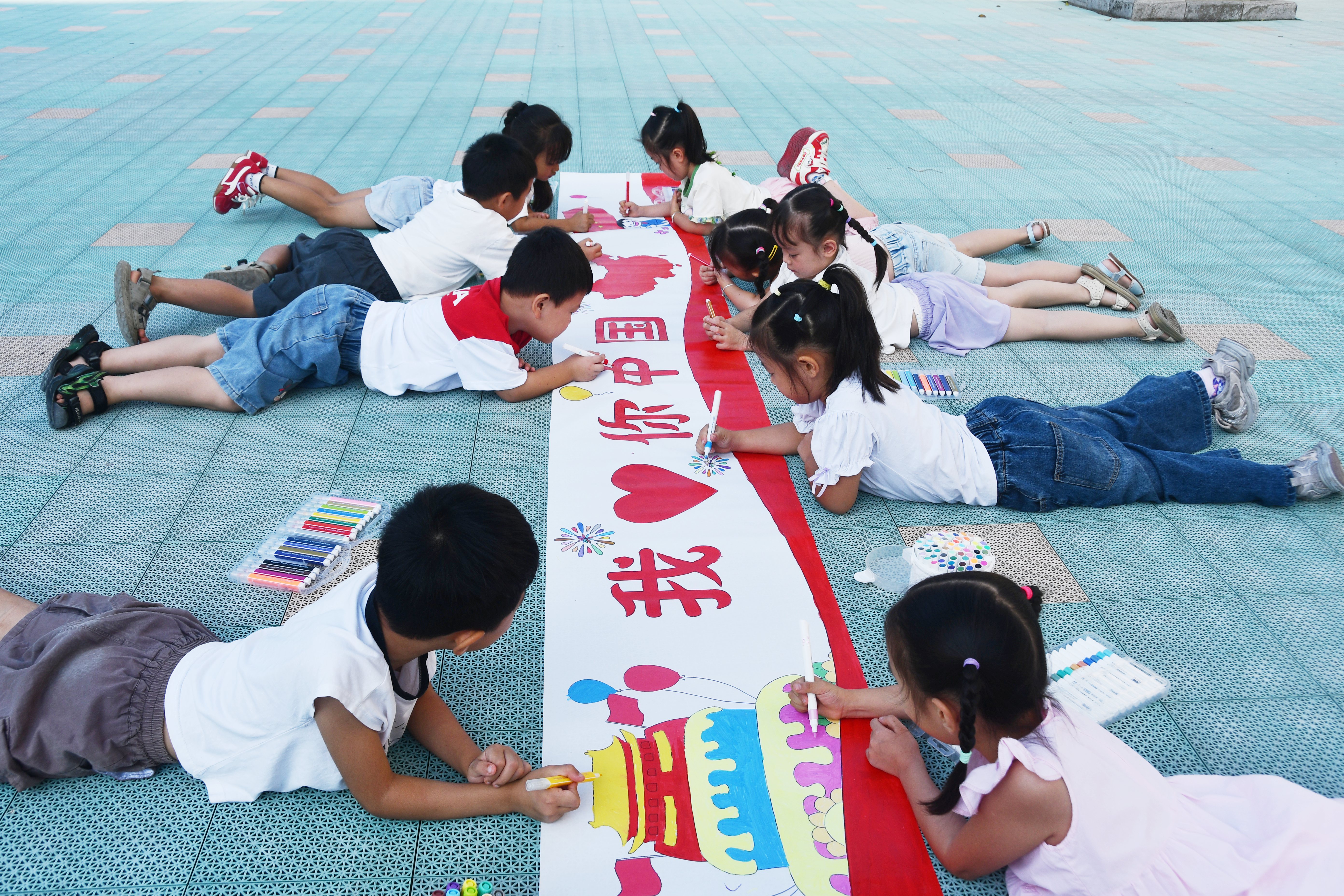 9月29日，在湖南省永州市江永县桃川镇中心幼儿园，小朋友在长卷上绘画。田如瑞摄 (7).JPG
