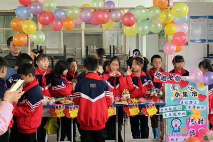 衡南茶市中心小学：义卖活动与爱同行