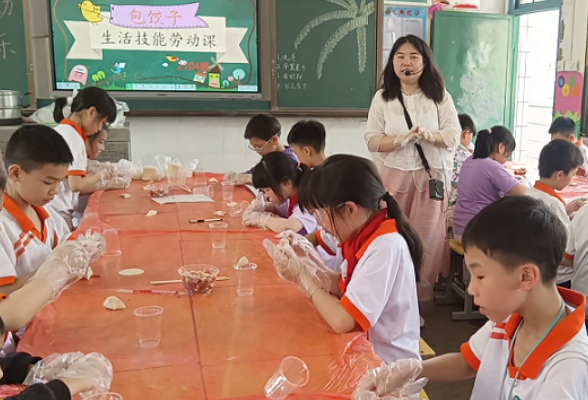 临武县第一完全小学：“丰衣足食”育美德