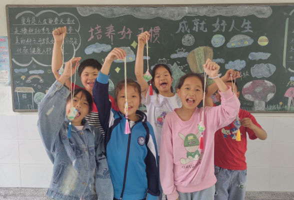 南县全安完小:巧手飞针绣香囊 ，端午民俗“潮”起来