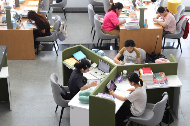 南华大学：图书馆里度假期