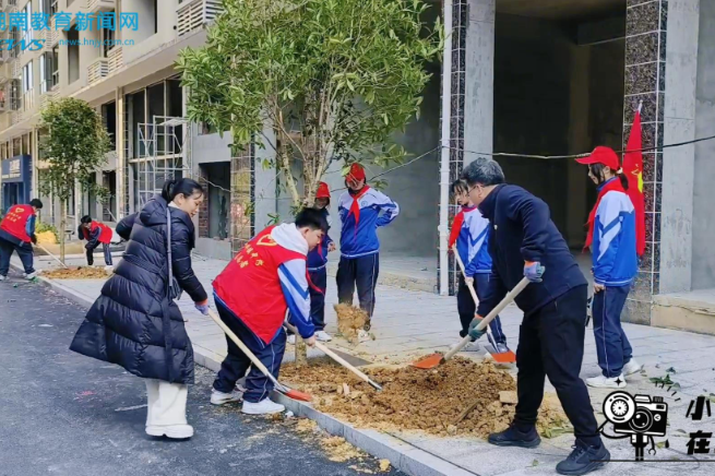 #小记者在现场 【安化站】东坪镇中学：党团队共建育人，春暖日植树增绿（小记者 李子晗 指导教师 陶宇）