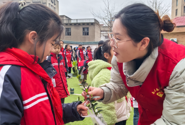 南县火箭小学：师生共植花美蔬香，劳动教育融入春日课堂