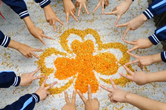 长沙市天心区仰天湖桂花坪小学：这枚校徽好香好香，师生用千朵桂花拼出