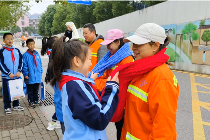 寒冬温暖在行动！长沙市天心区仰天湖桂花坪小学学生编织15条爱心围巾送环卫工人