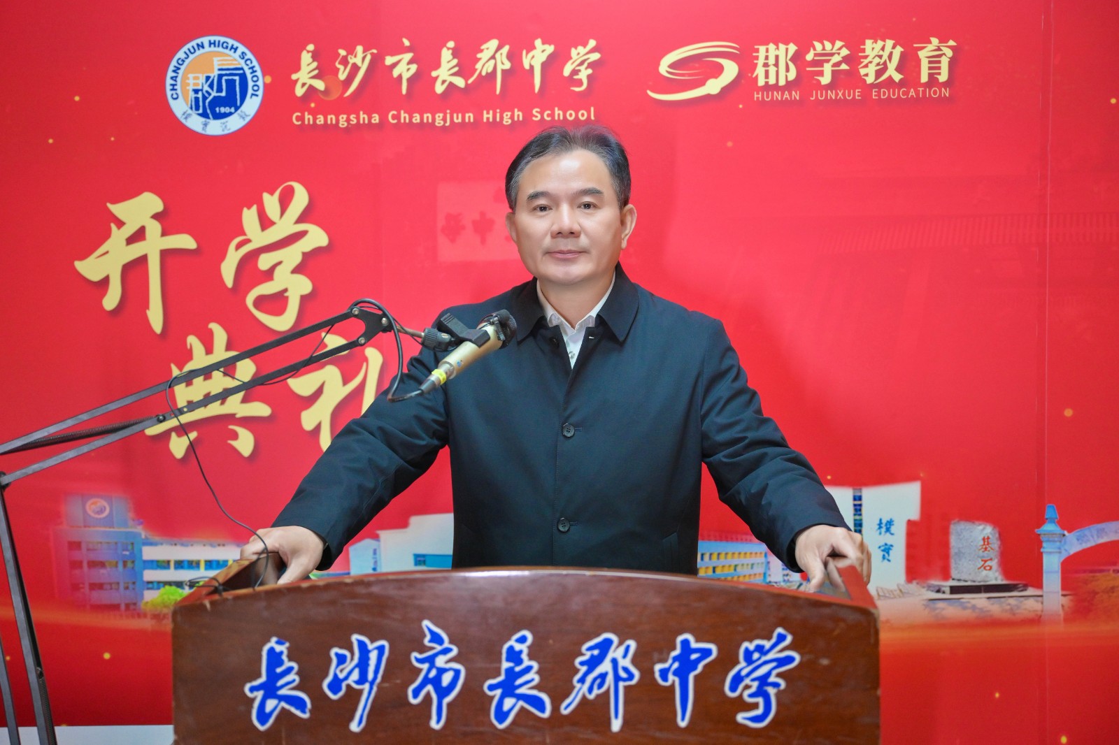 校 长   邓智刚(2).jpg