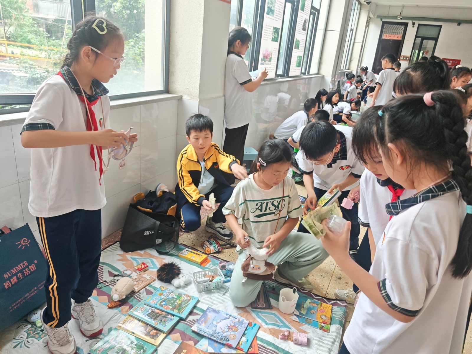 孩子们正在开心地交易.jpg 孩子们正在开心地交易.jpg