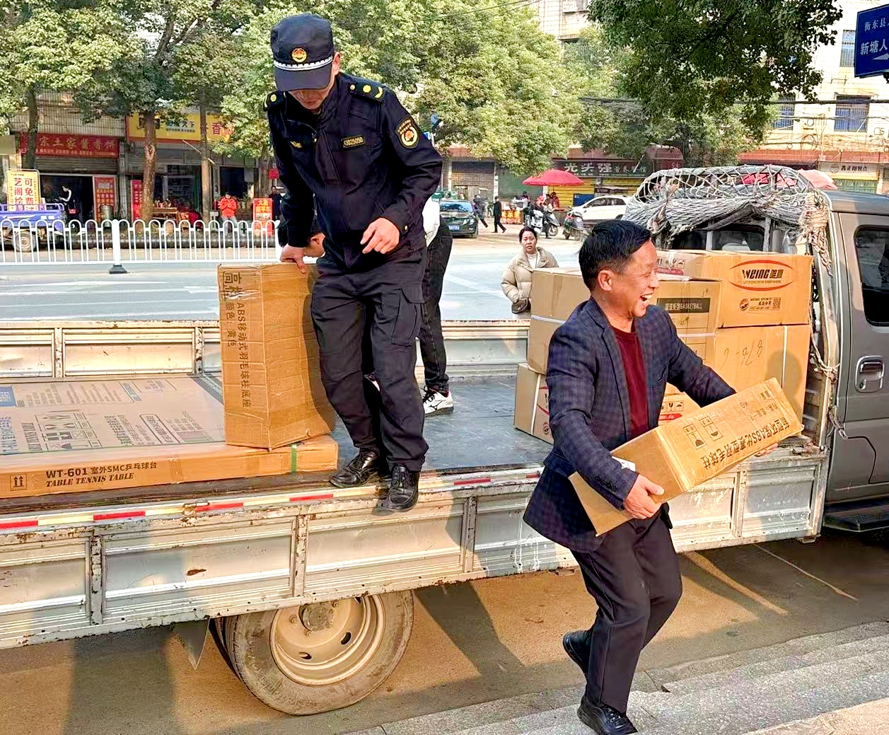 高兴搬运体育器材.jpg