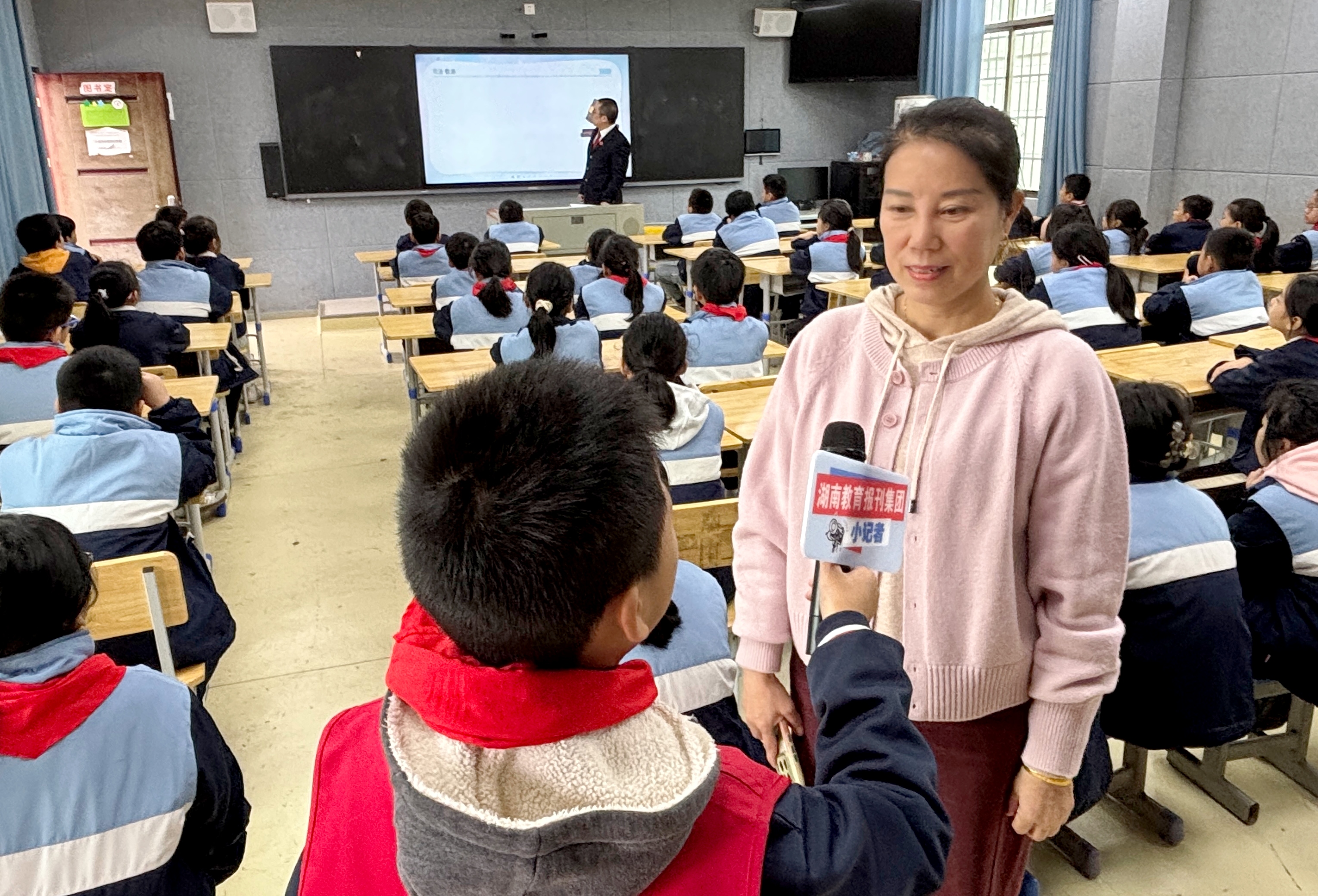 采访邓校长.jpg 采访邓校长.jpg