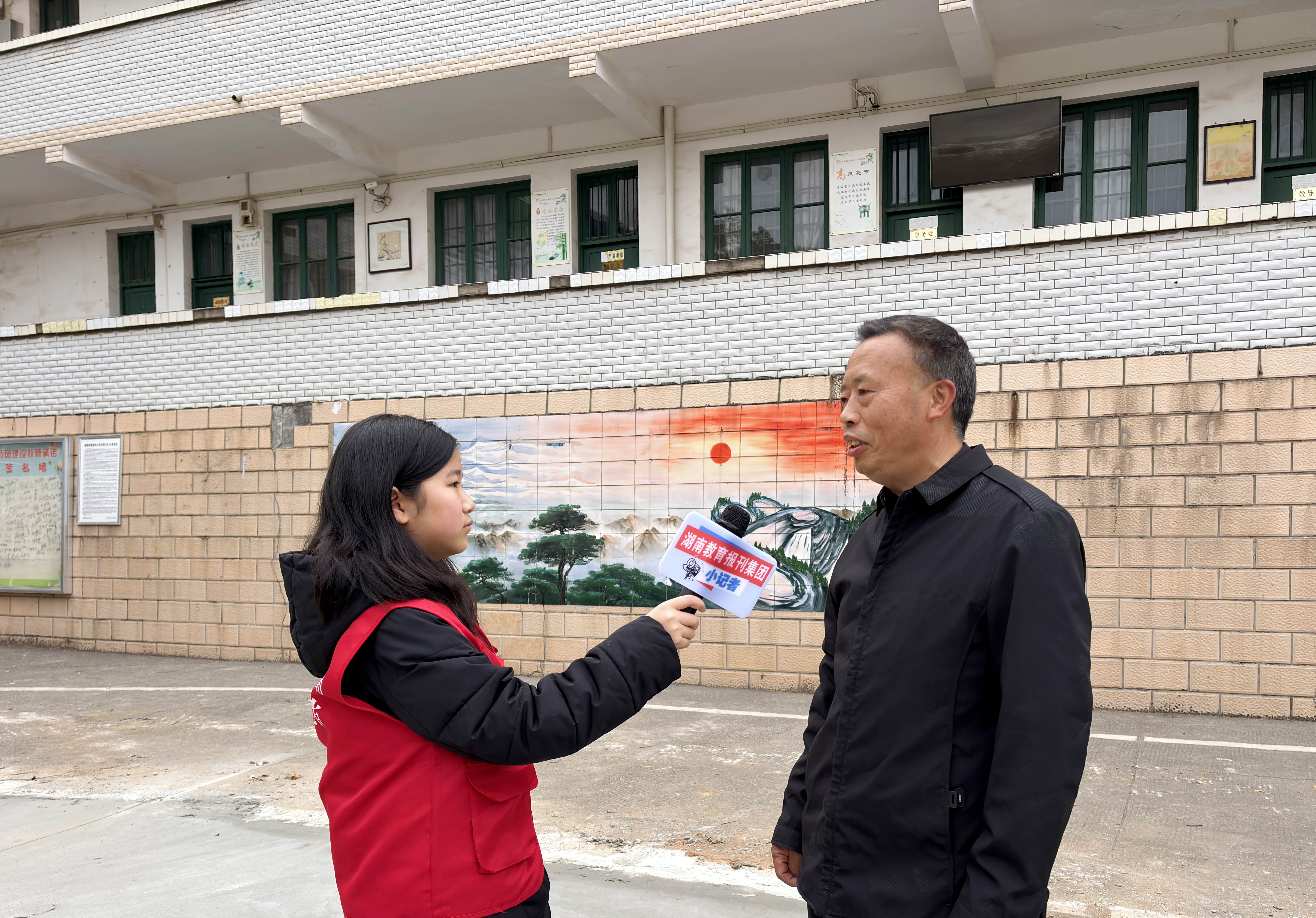 采访副校长谭长清.jpg