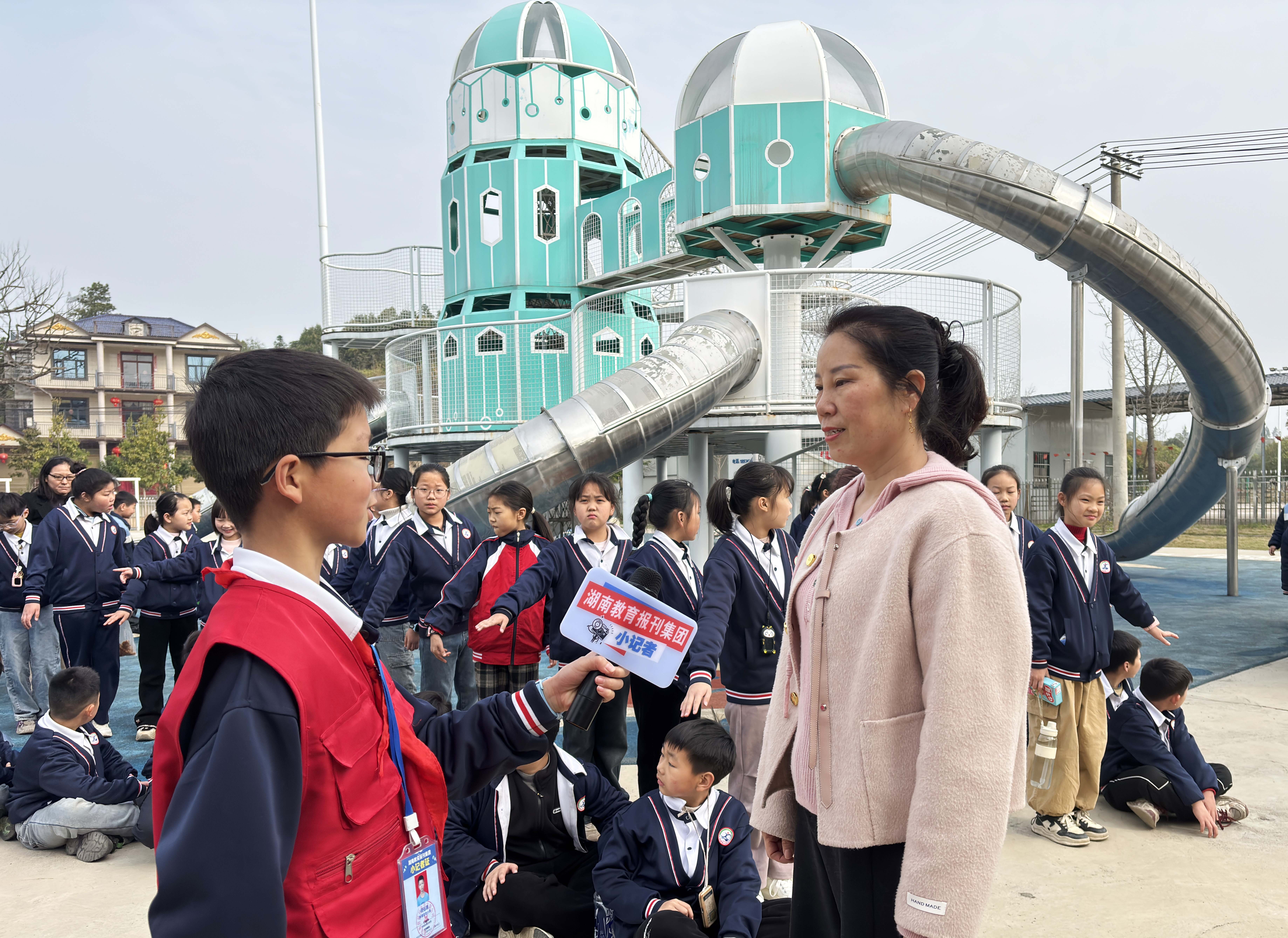 采访邓校长_.jpg