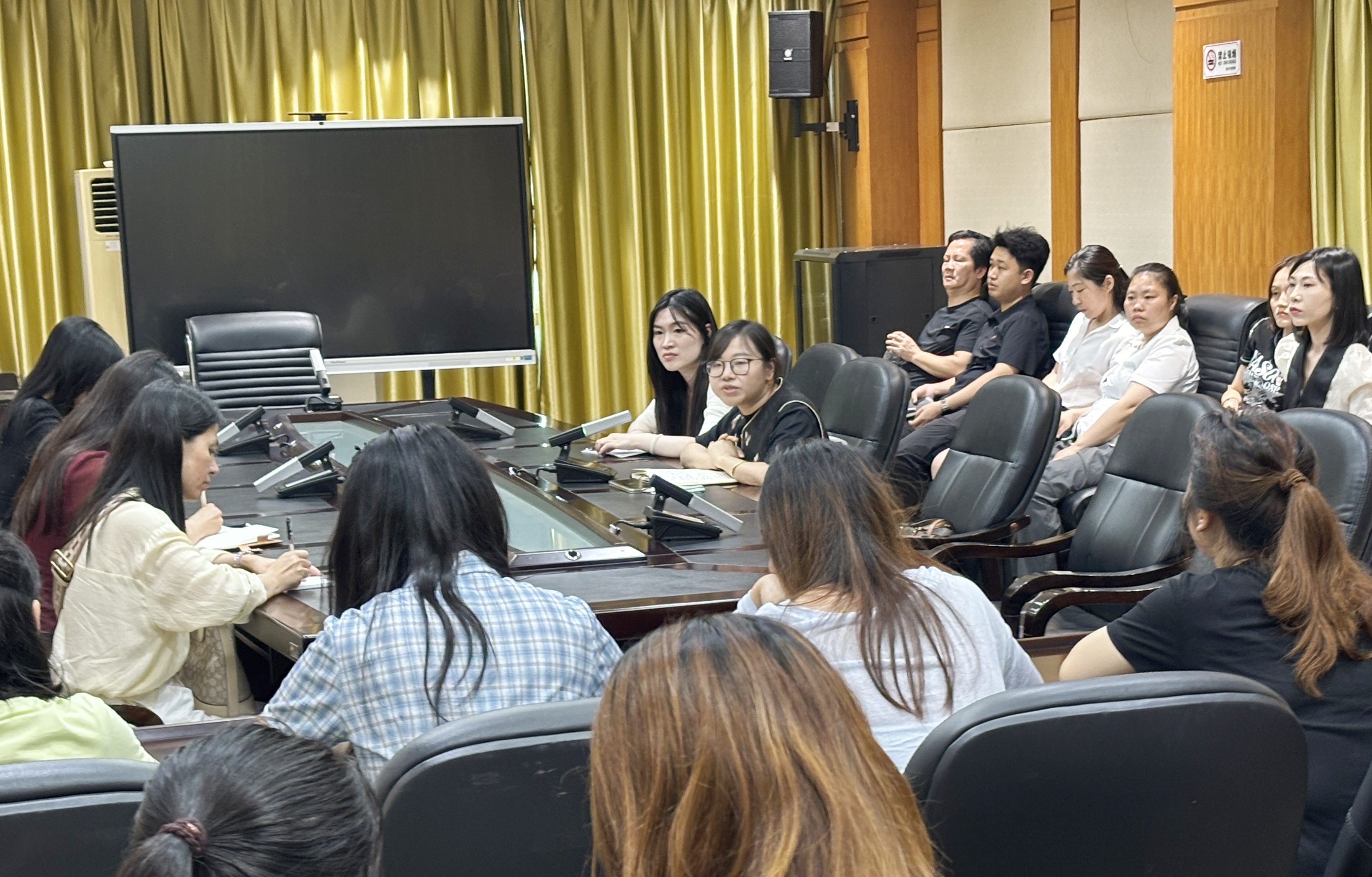 小记者工作座谈会.jpg