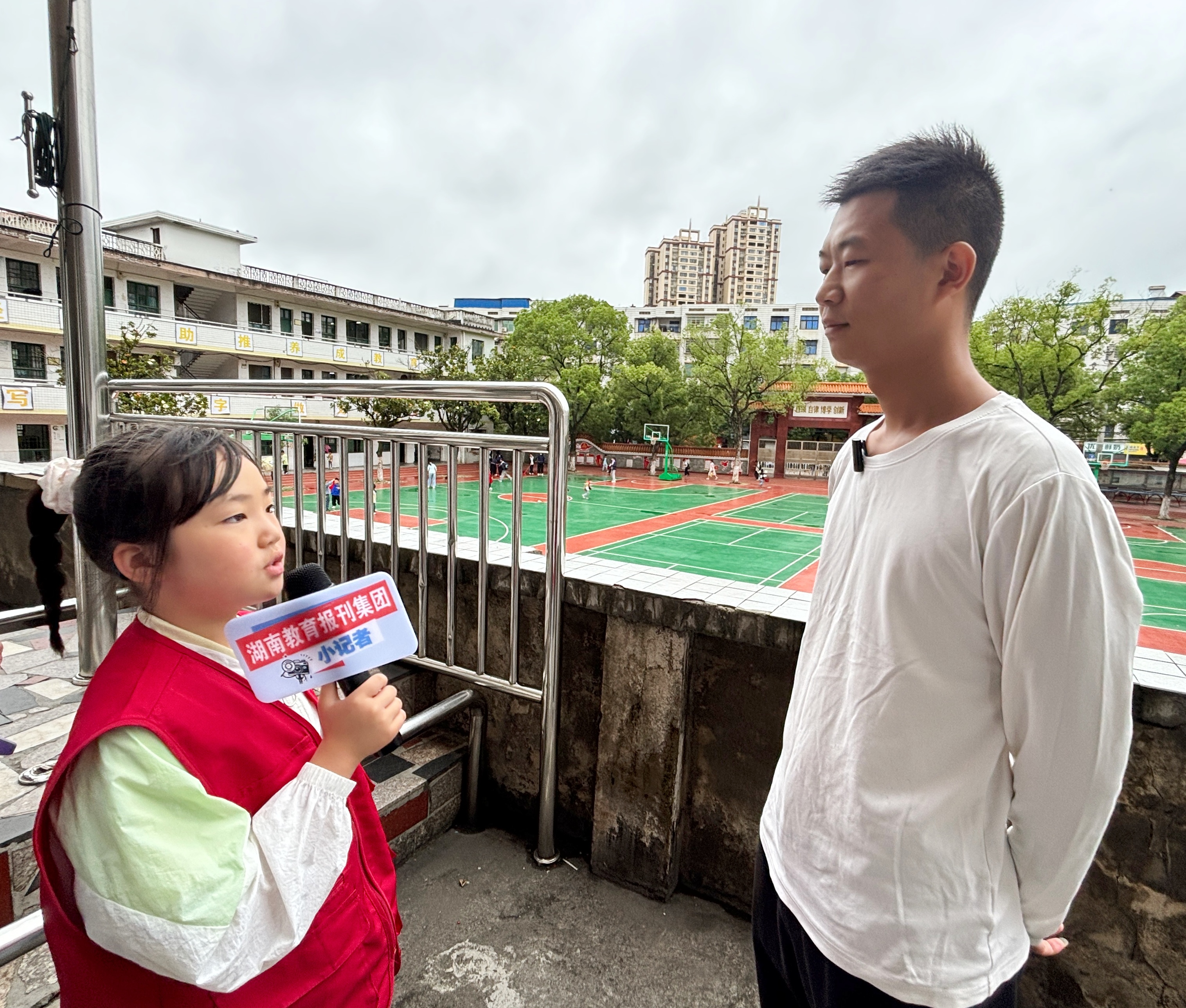 小记者采访.jpg