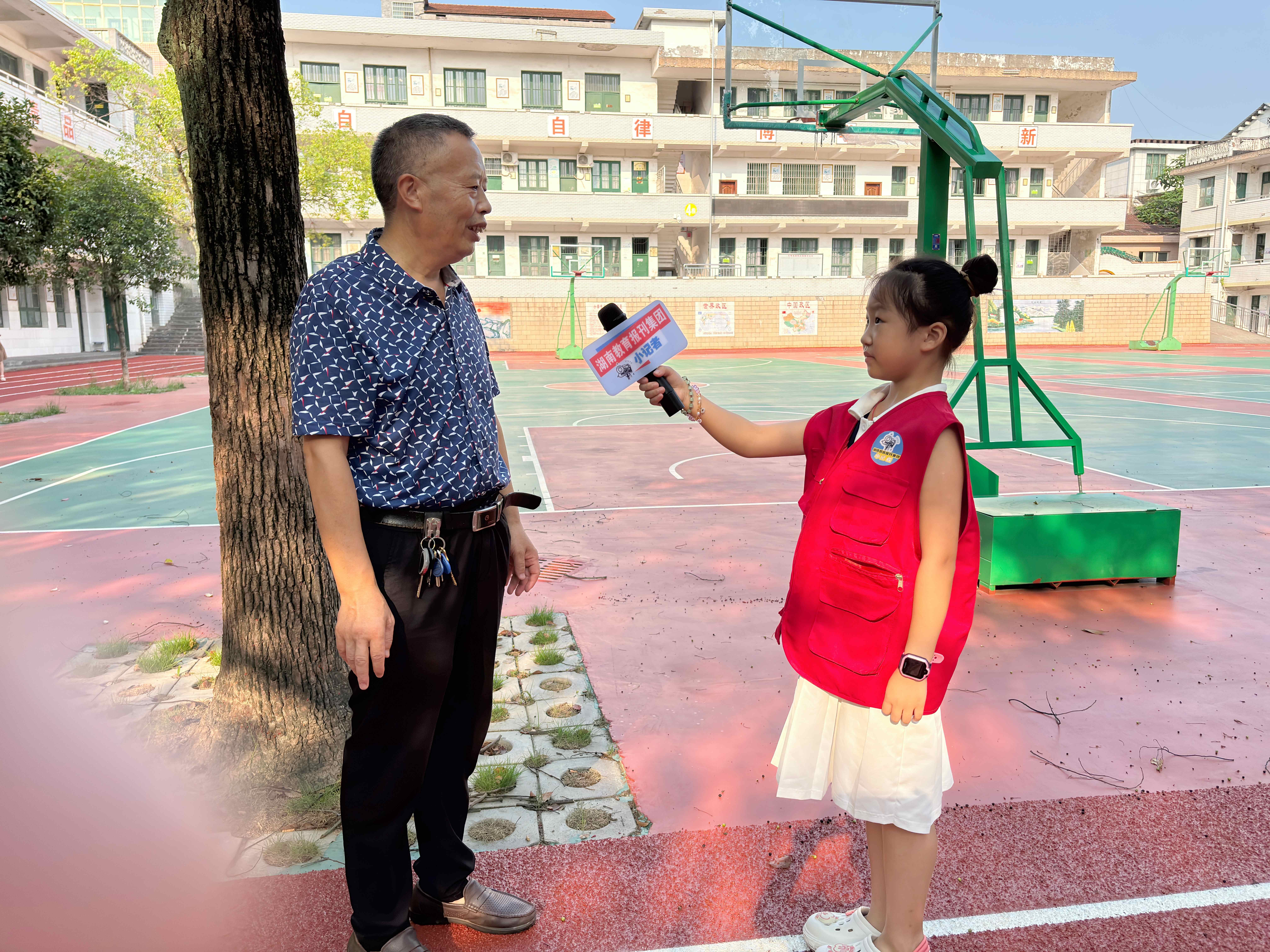 采访谭校长_副本.jpg