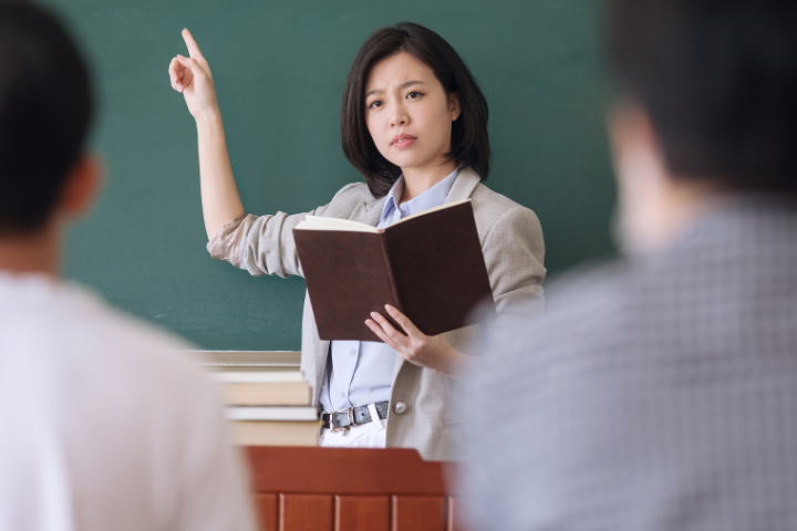 光影铸魂：高中思政课影视资源的创新运用与价值挖掘