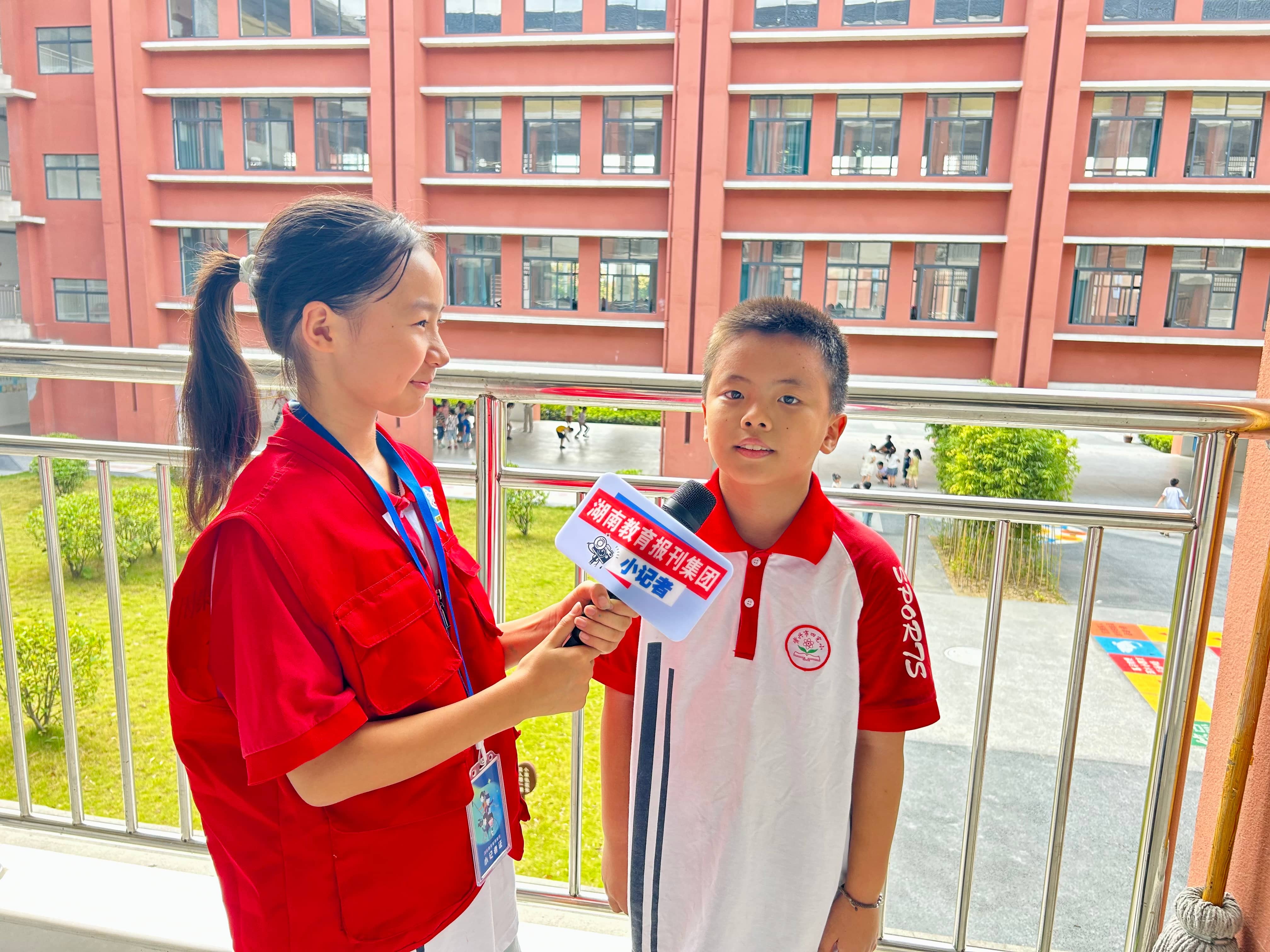 3采访同学(1)(1).jpg