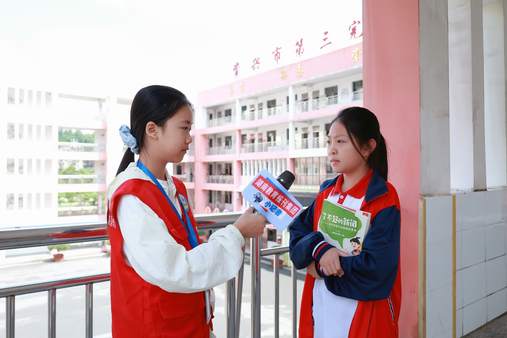 图片3：采访小记者何籽依.jpg