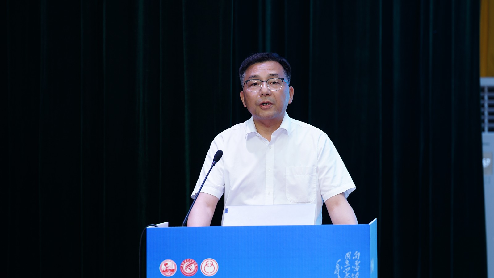 成钢.jpg