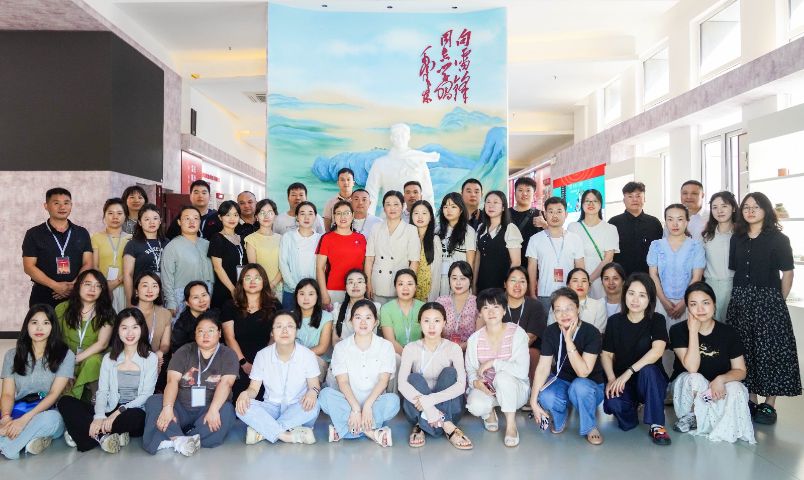中职思政教师国培班参观雷锋精神职业教育展示馆.jpg