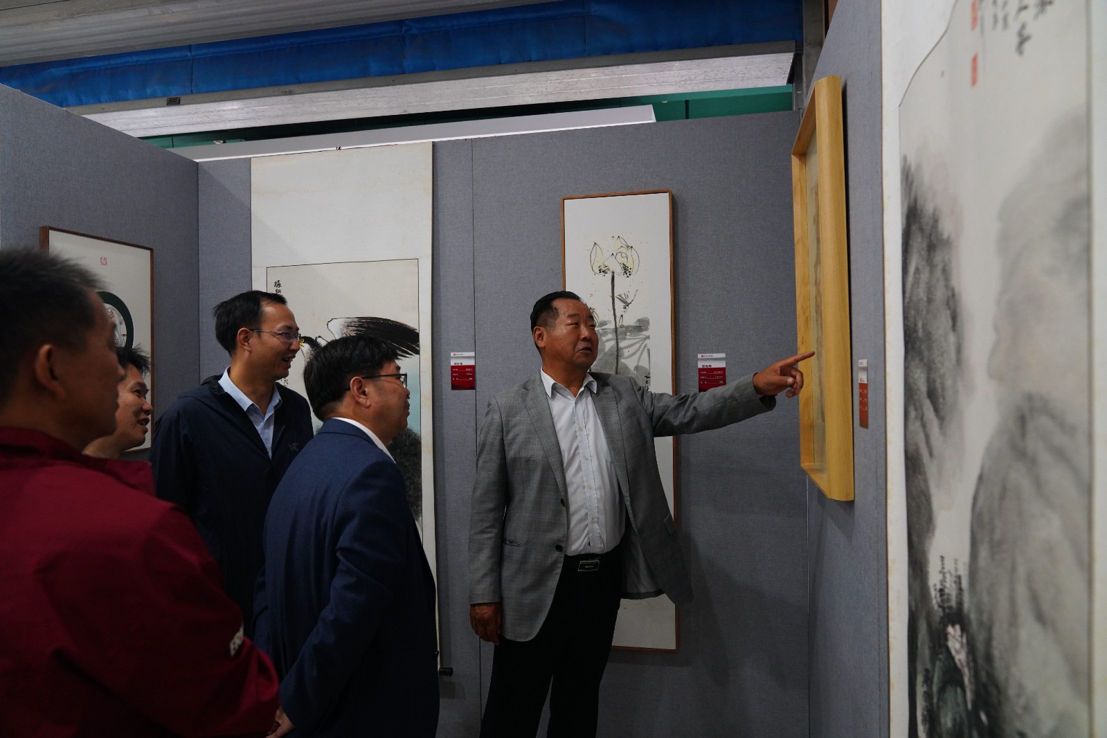 看展(1).jpg 看展(1).jpg