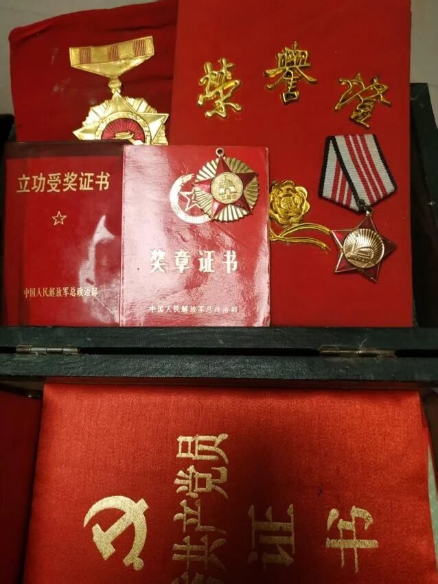 曾长青精心保存的勋章与证书 曾长青精心保存的勋章与证书