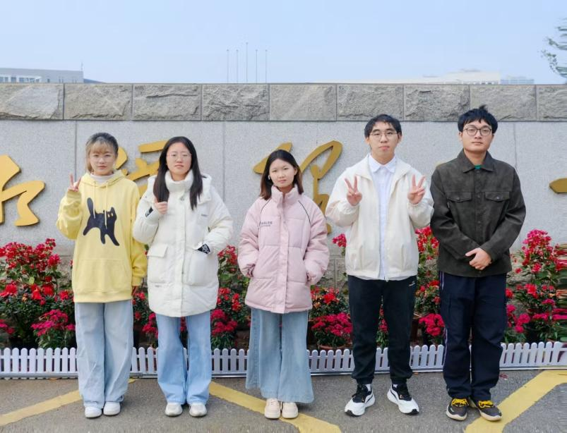 全国一等奖获奖学生团队在校门口留影