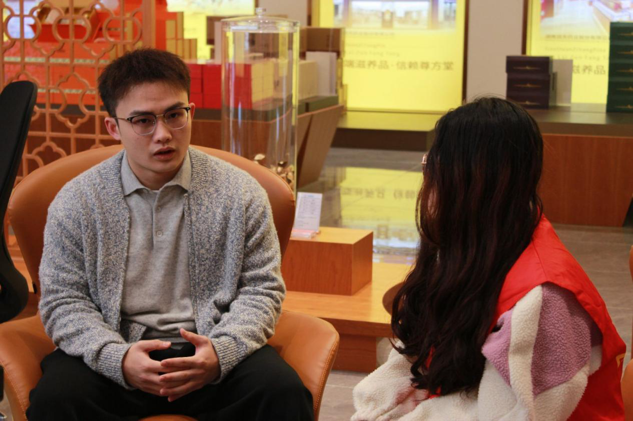 实践团队员对话企业负责人