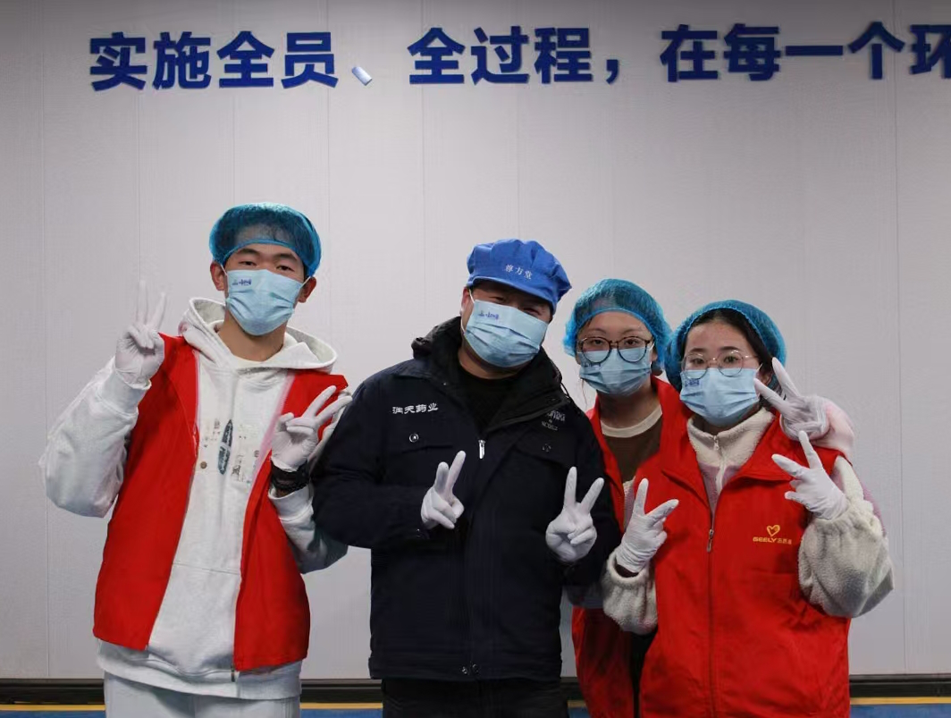 实践团队员和企业工作人员合影