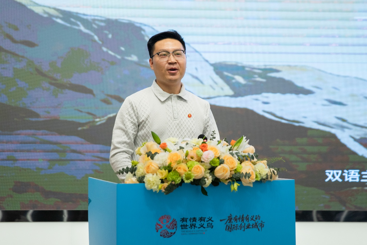 双语主持人、外来建设者人大代表周伟