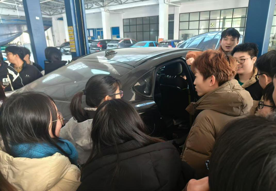 湘理学生在“质量管理工程”微专业课堂模拟质量问题解析过程