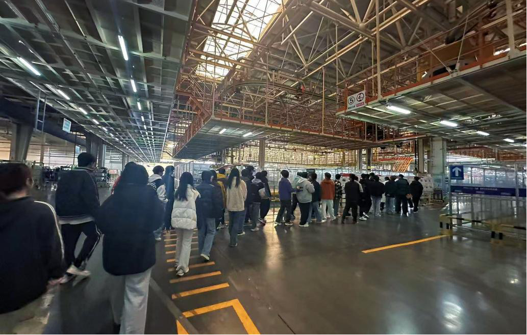 湘理“质量管理工程”微专业学员实地参观吉利湘潭基地汽车生产线