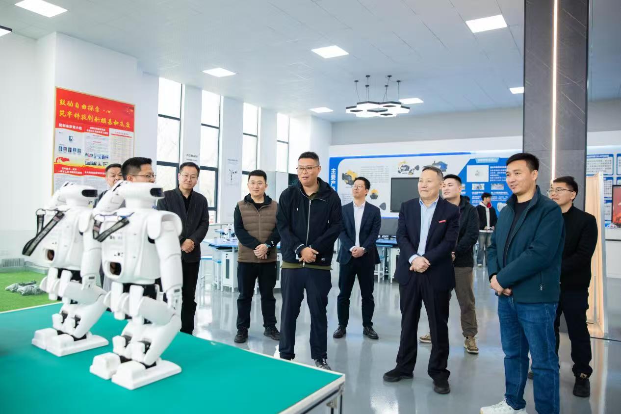 乐聚智能CEO参观湘潭理工学院智能机器人实验室