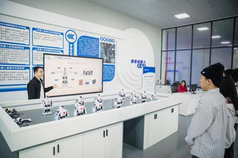 湘潭理工学院学生在智能机器人实验室开展应用学习及实操