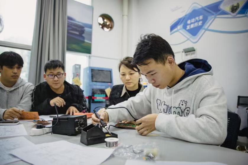 汽车与能源学院学生在老师的指导下开展业务实训