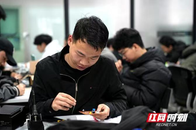 易攀正在组装液位检测模块电子元件