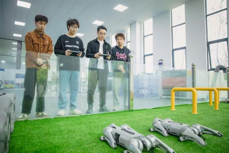 湘潭理工学院学生在智能机器人实验室开展应用学习及实操