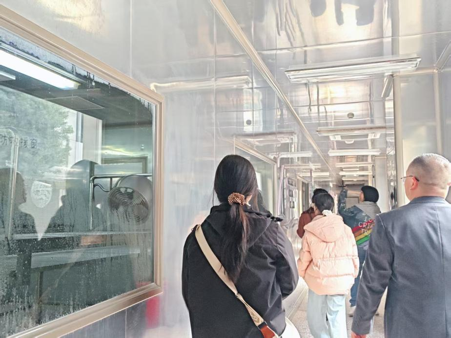 师生走进生产车间系统了解产品生产流程与企业运营体系