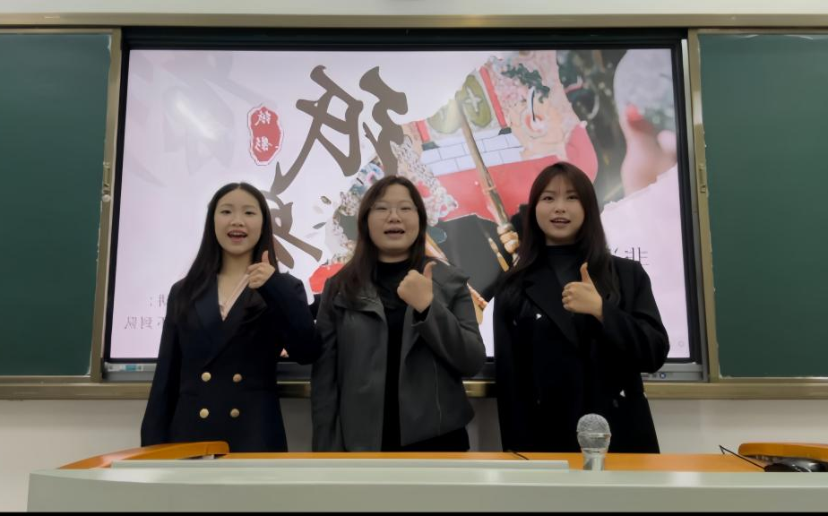 一等奖获奖学生（余彬烨、刘桃、李潘）