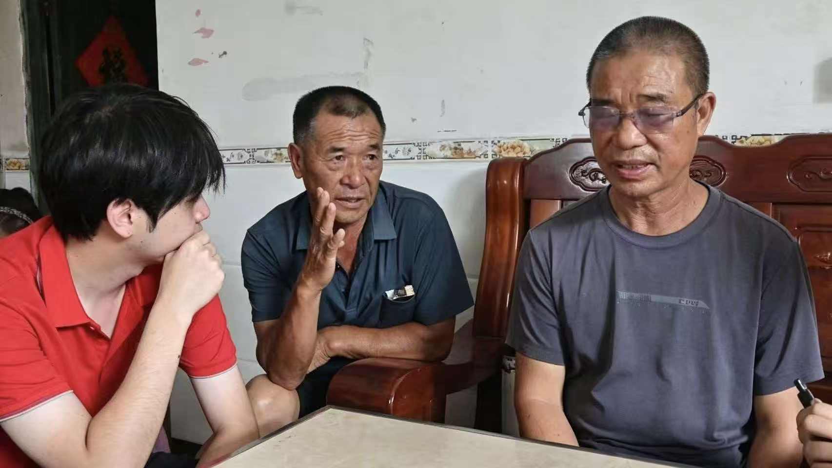 团队成员聆听蒋家兄弟讲述湘江战役红色往事