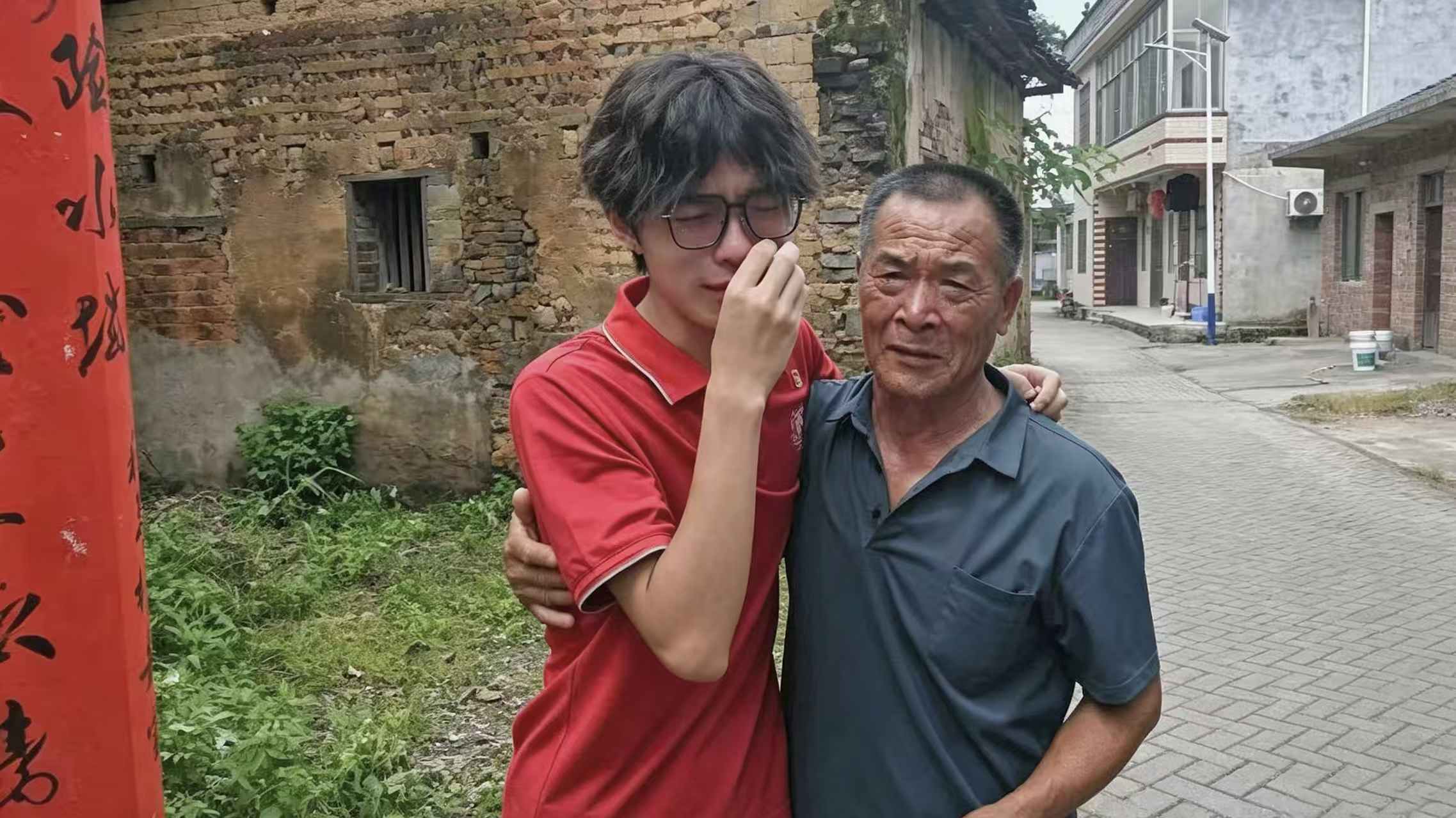 董锐源与蒋仕政老人落泪相拥