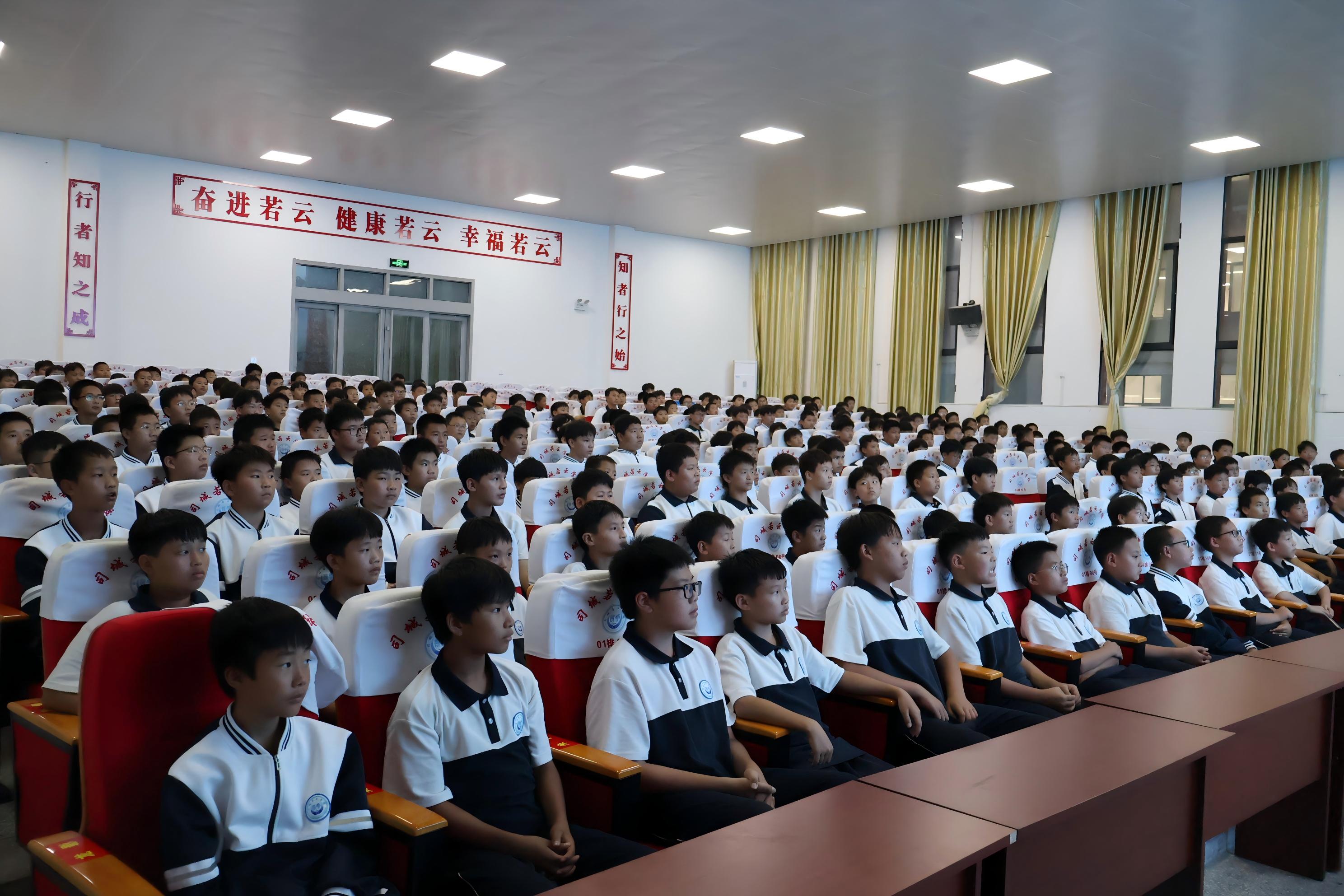 学生认真聆听讲座(1).jpg