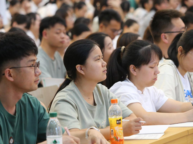 新晃：暑期教师培训开启智慧教学新篇章