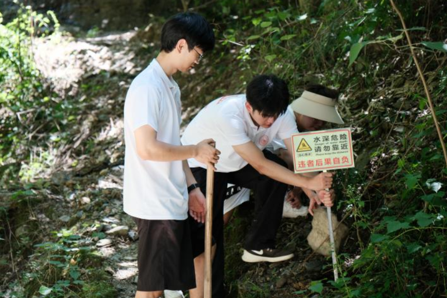 这支博士团以专业为乡村桥梁筑牢“安全线”