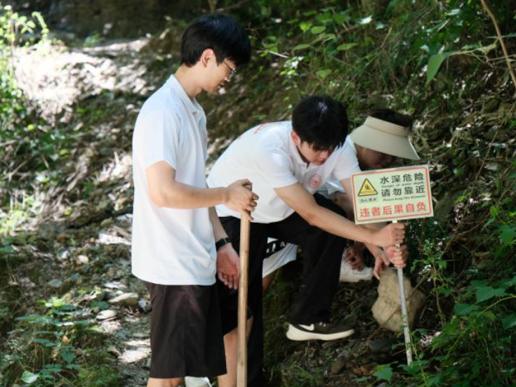 这支博士团以专业为乡村桥梁筑牢“安全线”