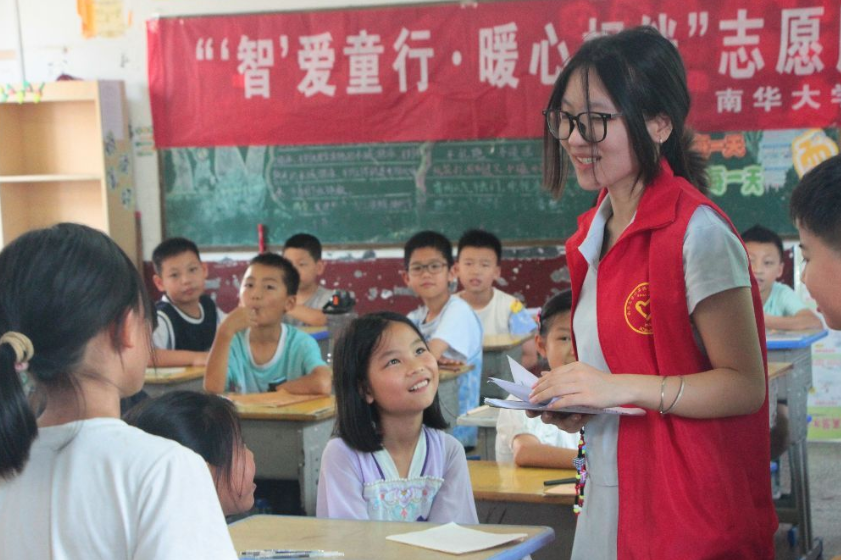 【2025三下乡】南华大学志愿者进村小开展少儿编程启蒙课程