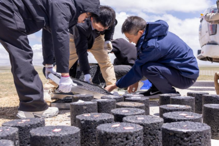 高原冻土路面的“韧性配方”：长沙理工大学团队开展沥青材料暴露实验