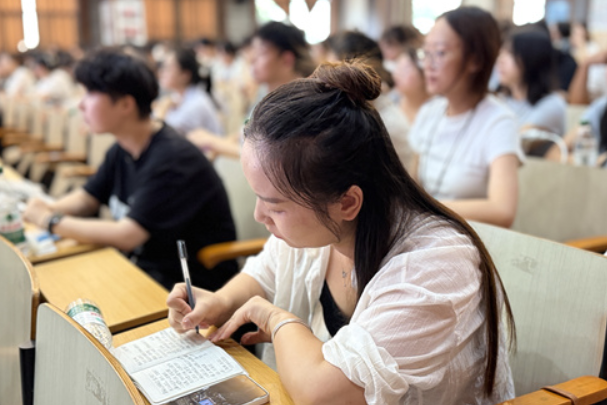 新晃：530余名中小学班主任集中研修 专家助力班级管理升级