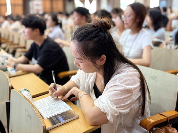 新晃：530余名中小学班主任集中研修 专家助力班级管理升级