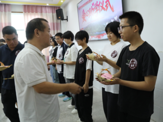 11年捐资200万惠及千名学子 长沙保靖联谊会爱心助学仪式在保靖举行