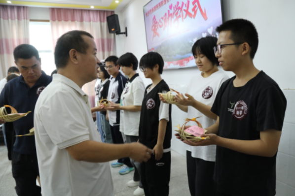11年捐资200万惠及千名学子 长沙保靖联谊会爱心助学仪式在保靖举行